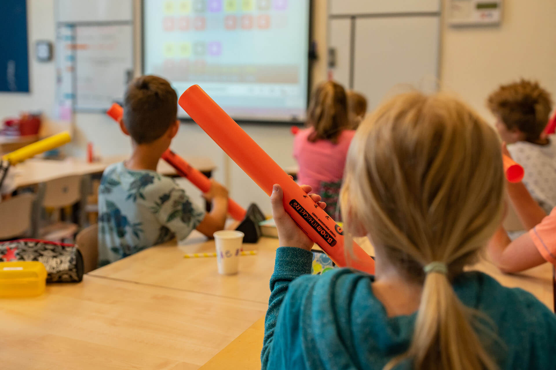 Meisje kijkend naar bord Meisje kijkend naar bord